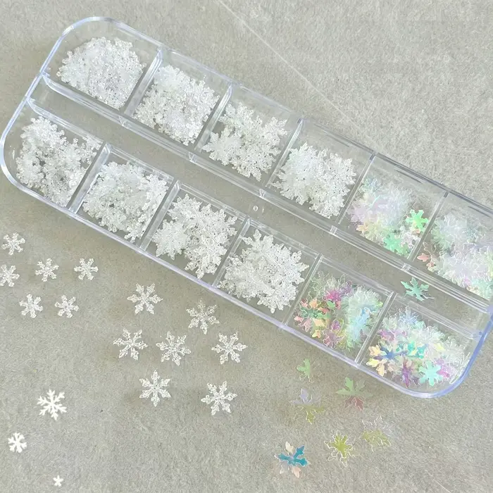 12 grilles de paillettes et décorations pour ongles en forme de flocons de neige variés, avec des tranches de paillettes blanches et des flocons de neige d'hiver, pour la décoration DIY des ongles de