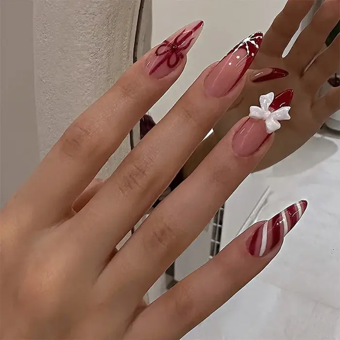 Faux ongles en amande, bordeaux et blanc