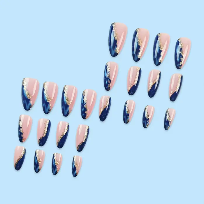 Faux ongles roses et bleus avec feuille d'or