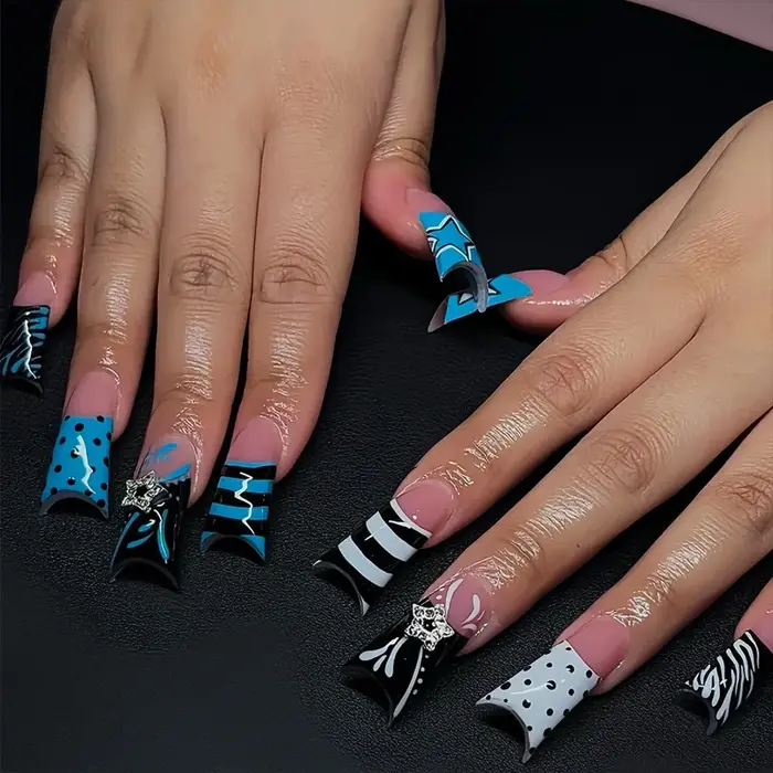 24 faux ongles bleus et noirs à blocs de couleur