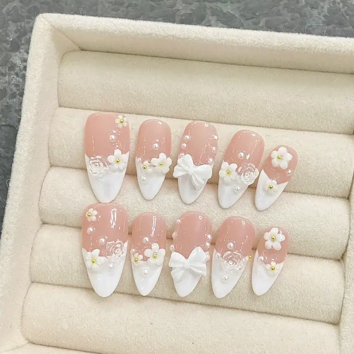 Faux ongles de style français fait à la main avec nœud papillon 3D, fleur d'amande, presse de perle,