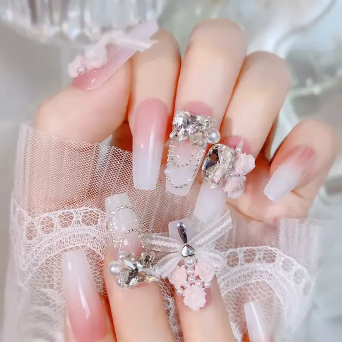 Faux ongles rose poudré avec nœud