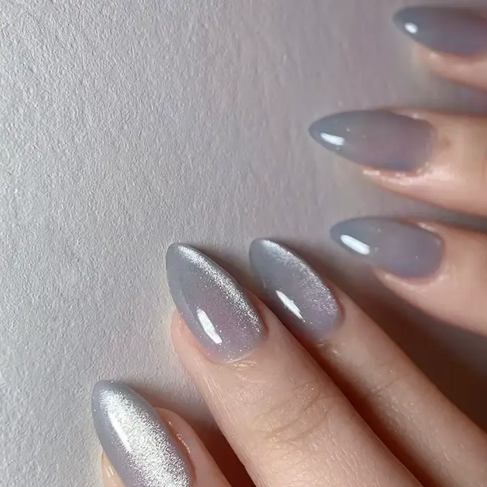 24 faux ongles bleus ondulés avec motif amande