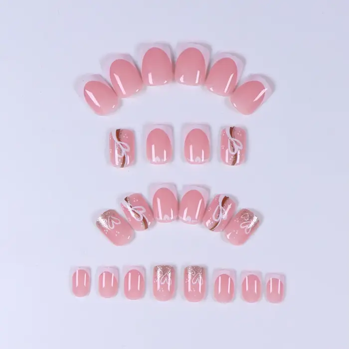 Faux ongles carrés courts rose chair, lignes dorées, design d'amour, ensemble d'ongles à couverture