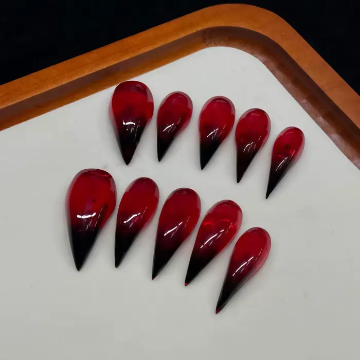 10 faux ongles ultra-longs rouge vampire et noir dégradé couleur sang