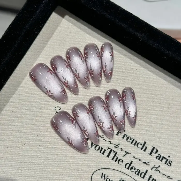 Presse faite à la main sur les ongles fleurs peintes