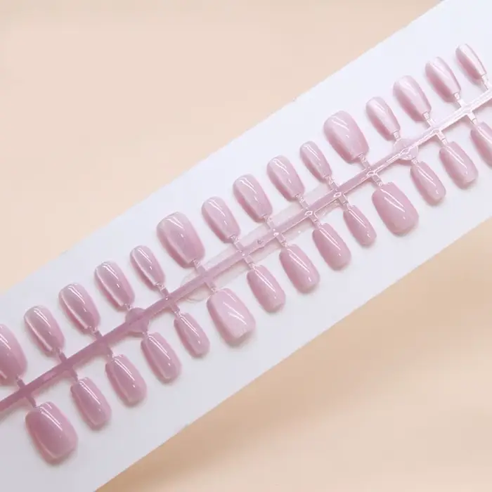 Faux ongles carrés longs à la mode