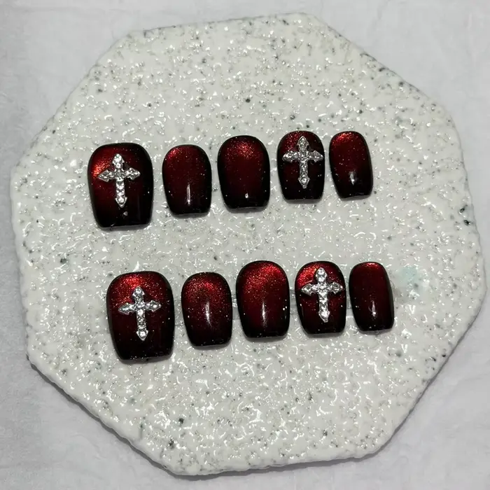 10 Pièces Faux Ongles à Presser Rouge Foncé Effet Œil de Chat Faits Main Extra Courts Forme Cercueil Diamants Scintillants 3D Luxe Croix Nail Art