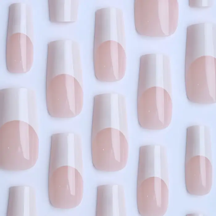 Manucure à charme Simple 24 pièces faux ongles français blancs couleur chair longueur moyenne presse carrée