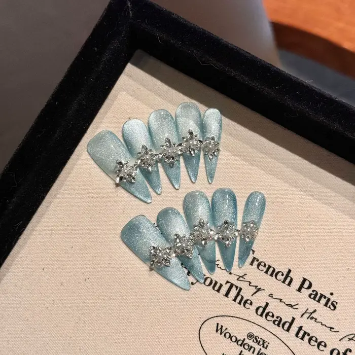 Faux ongles brillants faits à la main