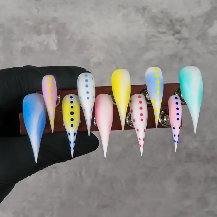 Faux ongles pointus en forme de griffes de dragon à pois macaron