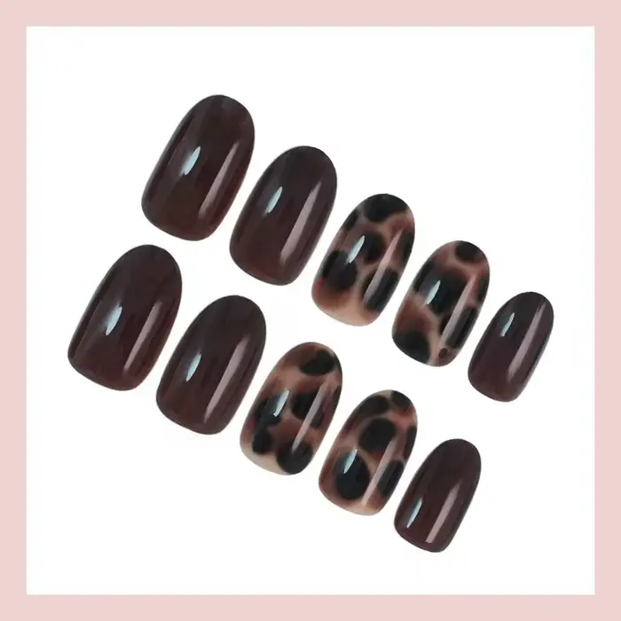 24 pièces – Kit d'ongles ovales marron foncé à motif léopard texturé écaille de tortue – Autocollants pour ongles haut de gamme – La beauté de la nature sauvage