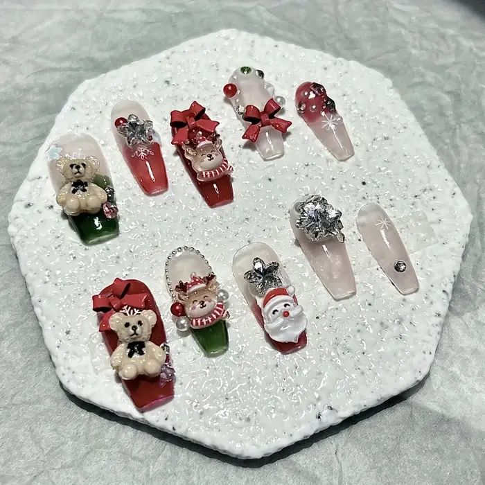 10 pièces mignon ours arc wapiti Nail Art éléments de noël à la main porter des ongles rouge festif nouvel an faux ongles patchs d'ongles amovibles