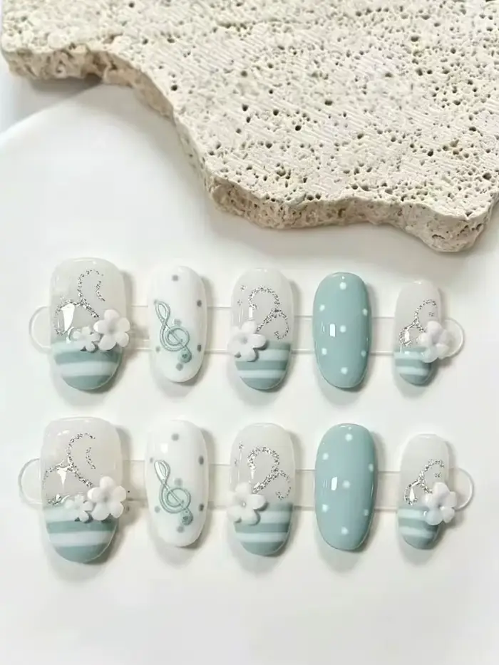 Ensemble de 10 faux ongles amovibles à motifs floraux en relief sur le thème de la musique