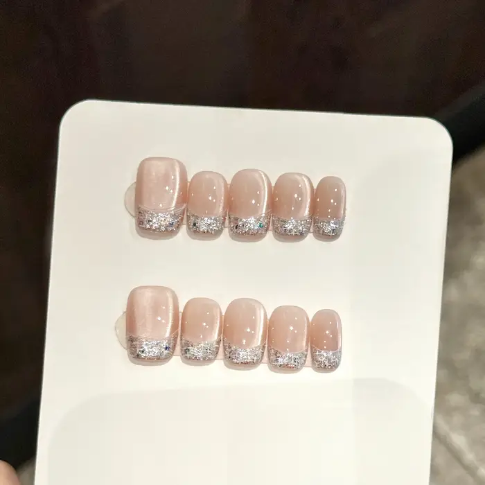 10 faux ongles en forme de cercueil ultra-courts faits à la main