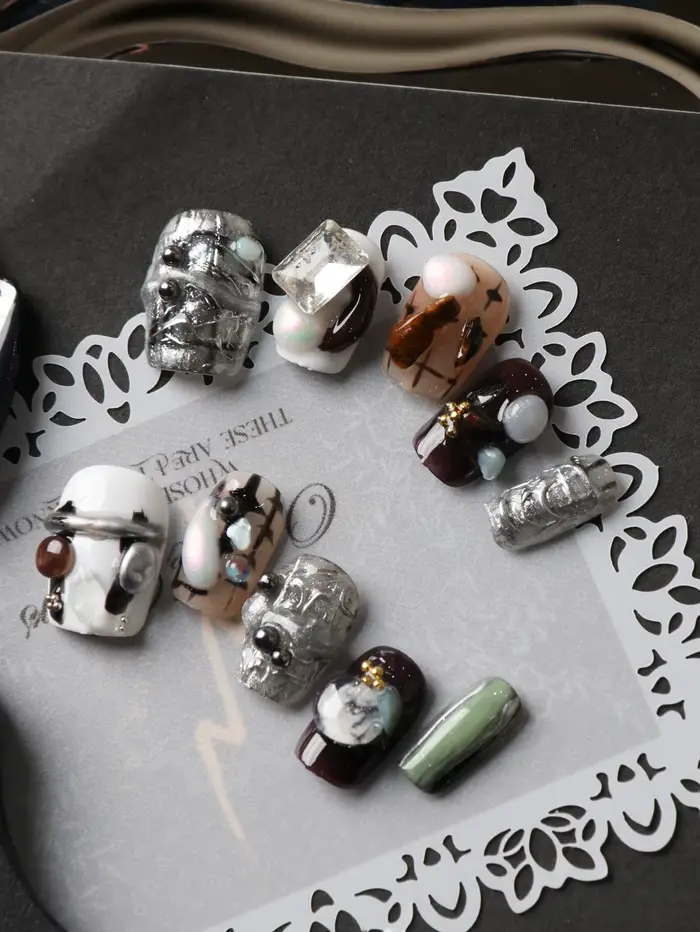 10 faux ongles à presser style punk noir
