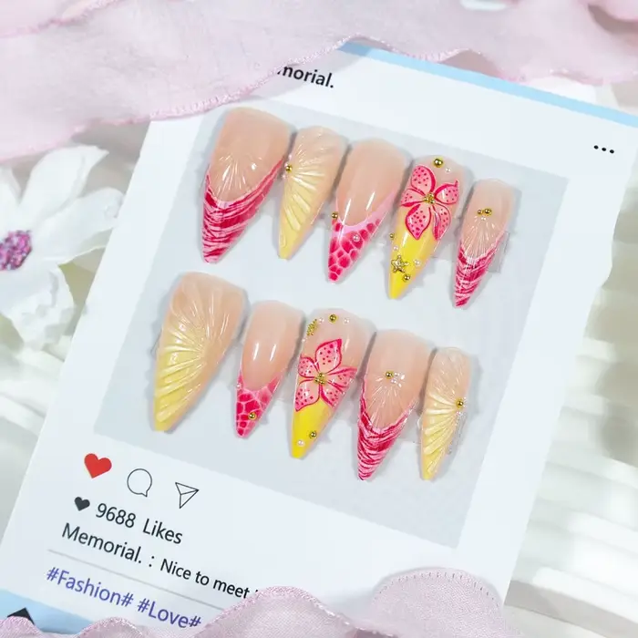 24 faux ongles longs décorés de gravures florales en trois dimensions