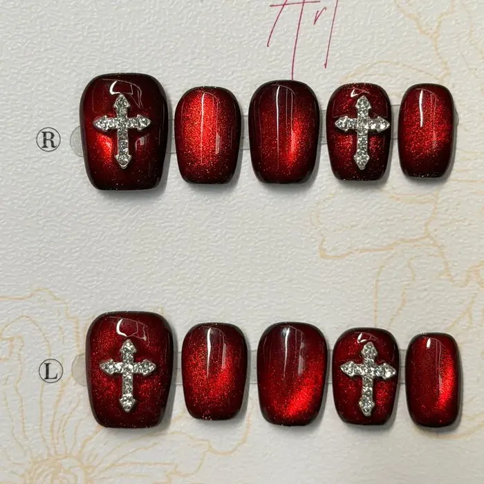 10 Pièces Faux Ongles à Presser Rouge Foncé Effet Œil de Chat Faits Main Extra Courts Forme Cercueil Diamants Scintillants 3D Luxe Croix Nail Art