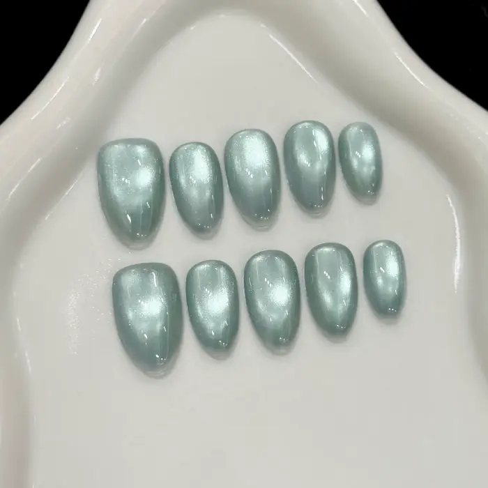 Faux ongles courts en amande œil de chat rose