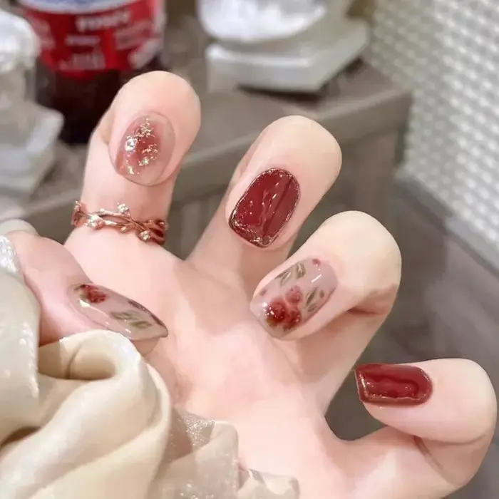 Faux ongles cercueil ronds courts avec encre de colle et motif de teinture Halo