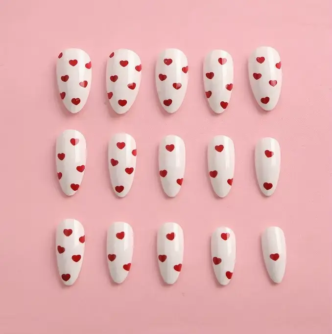 Faux ongles à presser blancs avec base rouge vin et motif cœur