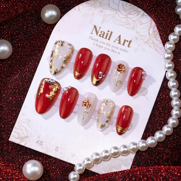 24 faux ongles dorés en amande avec colle