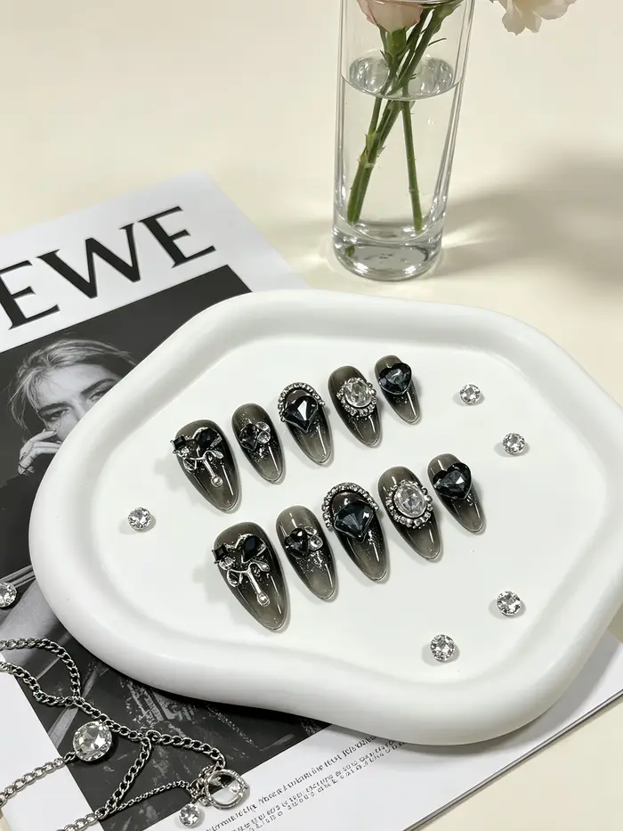 10 faux ongles de longueur moyenne en forme d'amande