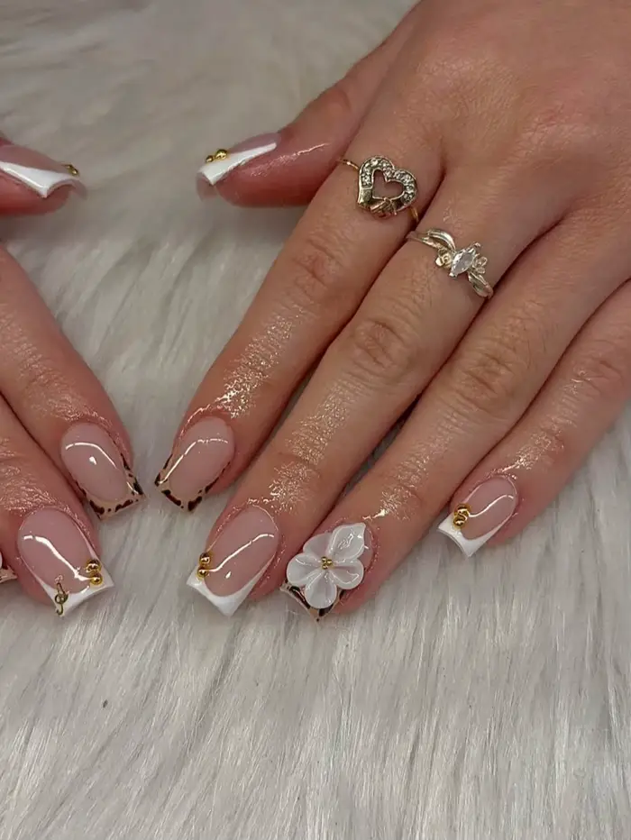Ensemble de 10 faux ongles courts carrés rose nude style français