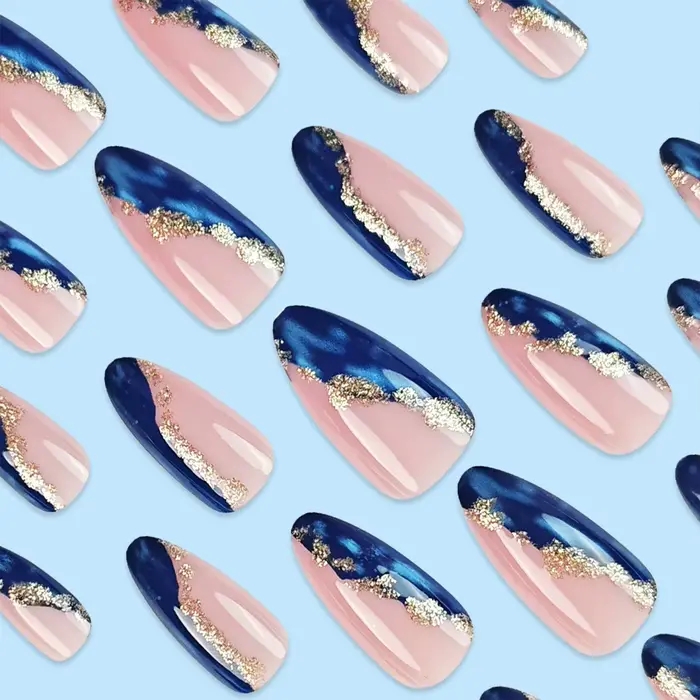 Faux ongles roses et bleus avec feuille d'or