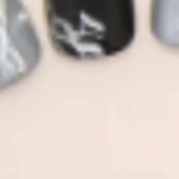 24 faux ongles noirs Y2K longs avec design tête d'amande