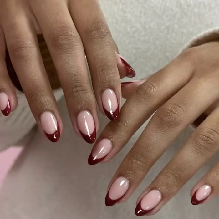 Français Nude Rose Bord rouge foncé Simple rond faux ongles Art amande