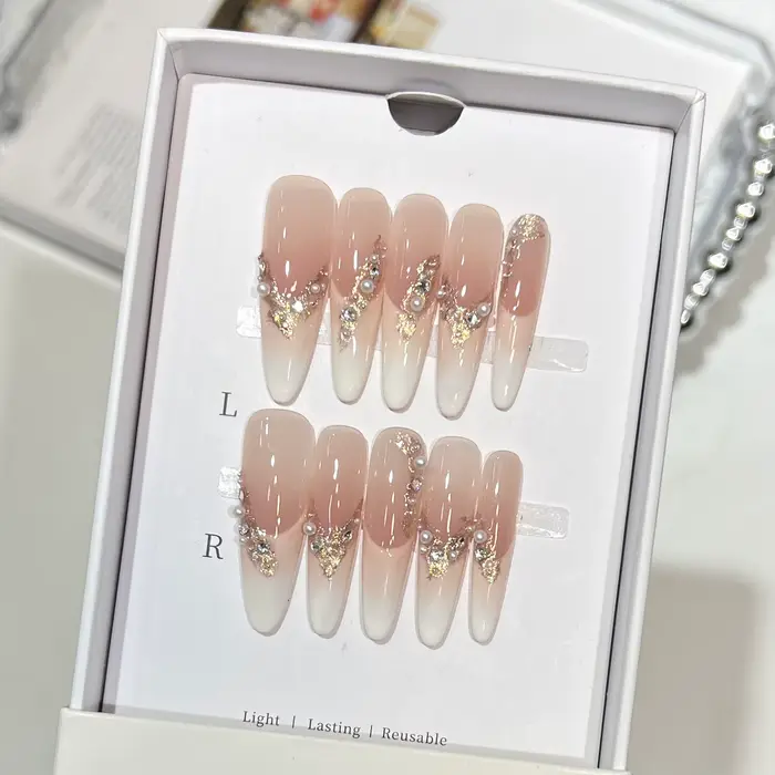 Faux ongles français dégradés arc-en-ciel, avec nœuds papillon à paillettes et strass papillon, pour