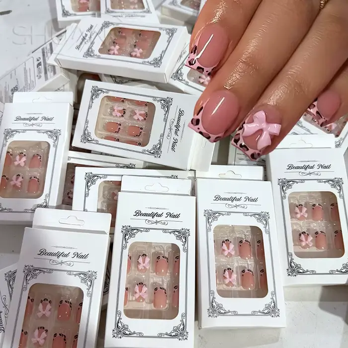 24 pièces court carré léopard français faux ongles 3D rose nœud papillon presse