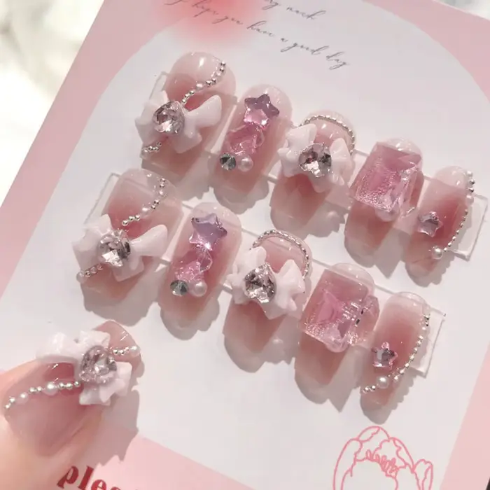 Faux ongles rose poudré avec nœud, diamant et perle, design 3D, à presser, avec bords lisses et inof