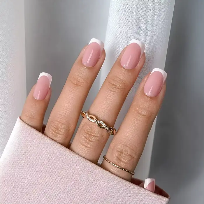 24 pièces d'ongles minimalistes français courts avec 1 gelée et 1 lime à ongles
