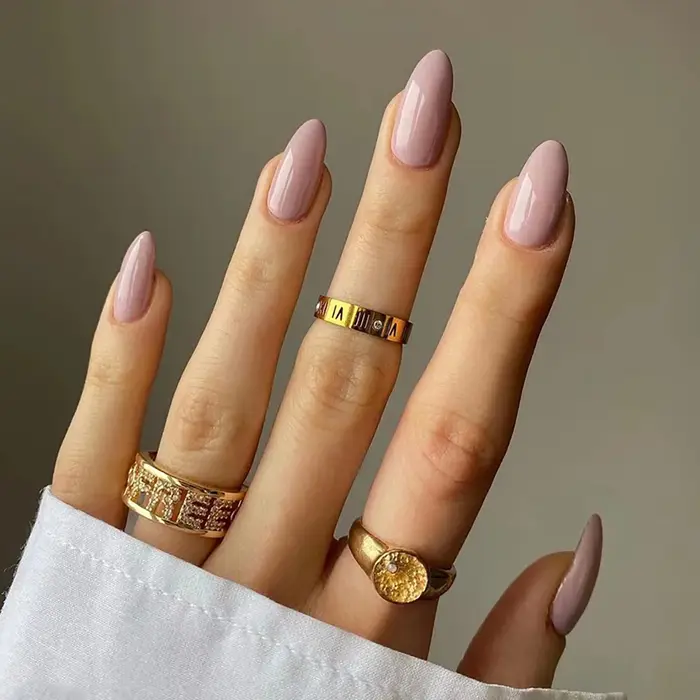 24 ongles d'amande faits à la main avec une finition beige nude brillante. Un look naturel «mes