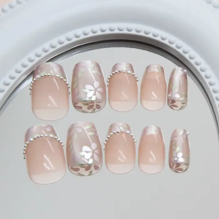 Faux ongles français mi-courts