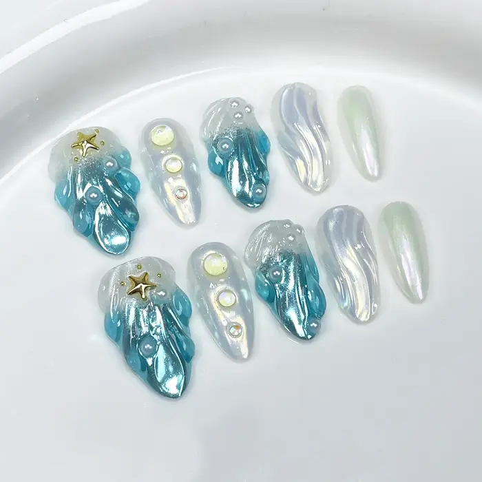 Faux ongles faits à la main