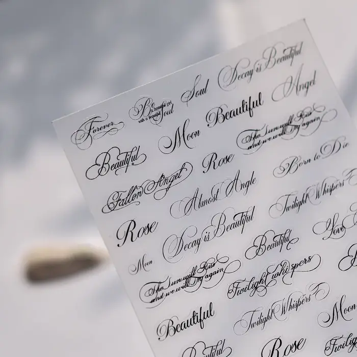 Autocollants pour ongles en lettres romaines noires et blanches
