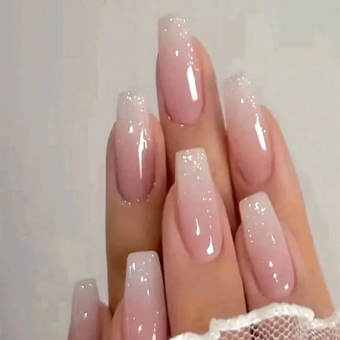 24 faux ongles avec 1 colle à ongles et 1 lime à ongles