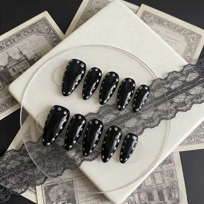 10 faux ongles noirs faits à la main