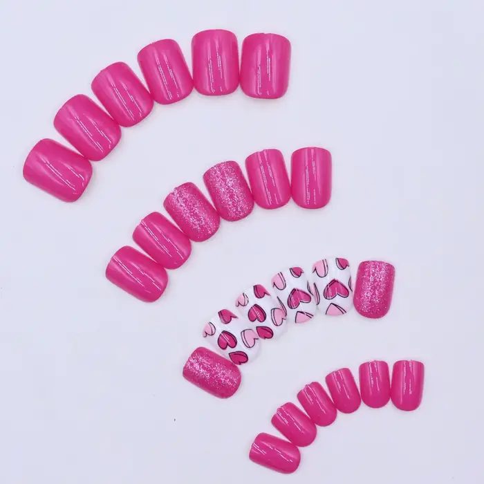 96 faux ongles courts carrés français pressés avec motif cœur