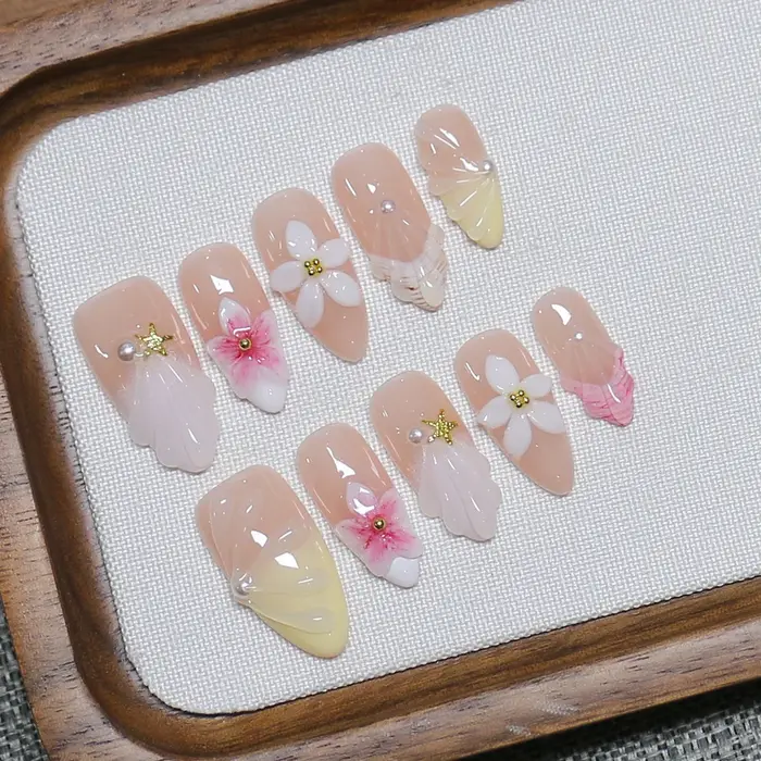 Faux ongles faits à la main