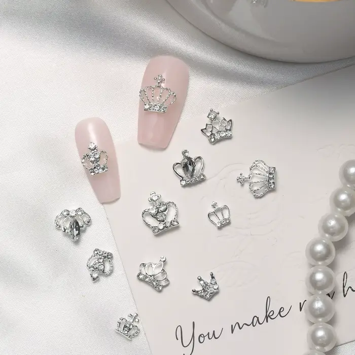 30 pièces de breloques de couronne exquises pour ongles