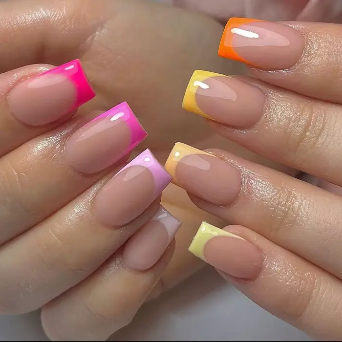 Faux ongles français colorés de printemps
