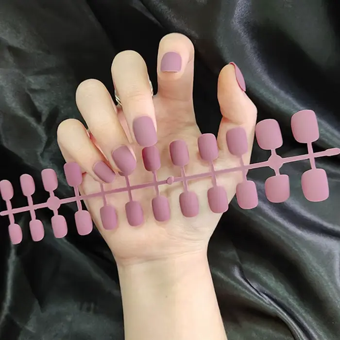 Ongles Courts et Simples pour Manucure