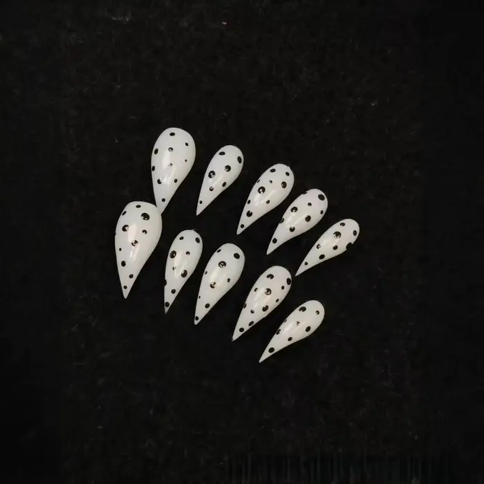 10 faux ongles classiques noirs et blancs à pois