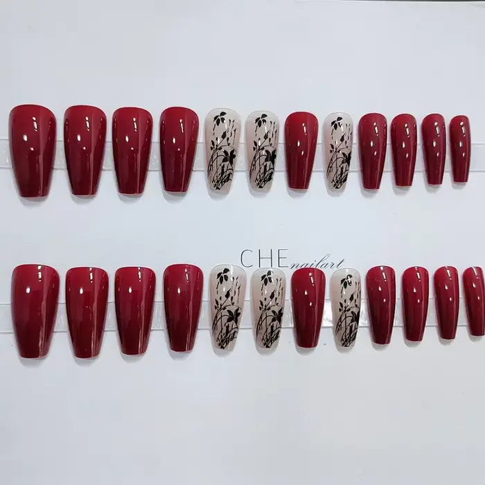 Faux ongles français longs de forme trapézoïdale