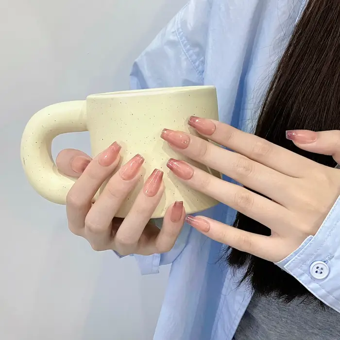Presse à la main sur les ongles rose faux