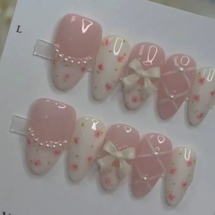 10 pièces de faux ongles à presser faits main, courts, en amande, style français, avec perles florales et nœuds, pour un look Y2K, 'hot girl', 'cute girl', 'balletcore', minimaliste et polyvalent.